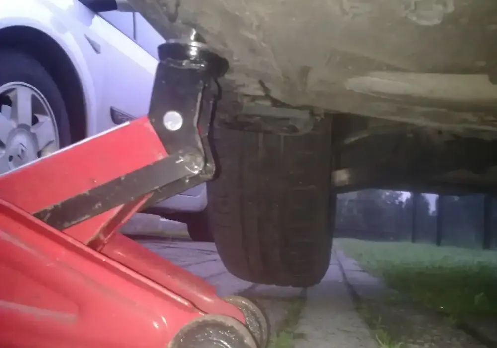 Gdzie podłożyć lewarek - Jak bezpiecznie podnieść auto bez szkód?