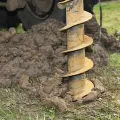 Wiercenie studni głębinowej 30m. Wiertnica zagłębia się w ziemi, przygotowując grunt pod instalację.