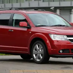 Czerwony Dodge Journey na polskich tablicach rejestracyjnych. Wiele osób szuka dodge journey opinie przed zakupem.