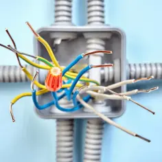 Rozplątane przewody w instalacji elektrycznej bezpuszkowej, gotowe do połączenia.