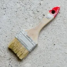 Pędzel do malowania garażu. Zastanawiasz się, jaka farba do betonu w garażu będzie najlepsza? Ten pędzel czeka na swoją kolej.