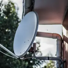 Satelitarna antena, być może najlepsza antena do telewizji naziemnej, zamontowana na ścianie budynku.