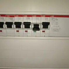 Zabezpieczenie przedlicznikowe ABB z kilkoma wyłącznikami nadprądowymi.
