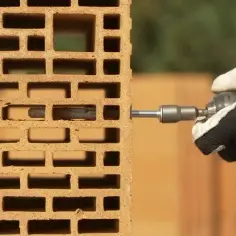 Kotwa do Porothermu: Jak mocować bez udaru? Poradnik
