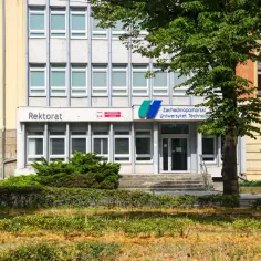 Budynek Rektoratu Zachodniopomorskiego Uniwersytetu Technologicznego w Szczecinie z zielenią.