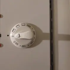 Pokrętło temperatury piekarnika Amica z oznaczeniami od 0 do 250 stopni Celsjusza.