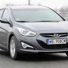 Szary Hyundai i40 na drodze. Wiele osób szuka hyundai i40 opinie przed zakupem.