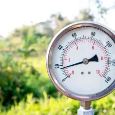 Manometr wskazuje ciśnienie w hydroforze 300l. Wskaźnik pokazuje około 2 barów.