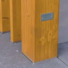 Solidne tarasowe mocowanie słupów drewnianych do podłoża. Metalowe okucia chronią drewno.