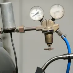 Regulator ciśnienia z manometrami podłączony do butli z gazem, gotowy do spawania migomatem. Jaki gaz do migomatu? Tutaj widać CO2.