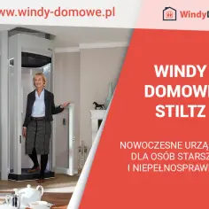 Uśmiechnięta kobieta obok nowoczesnej windy domowej Stiltz. To rozwiązanie ułatwia poruszanie się po domu osobom starszym i niepełnosprawnym.
