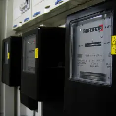 Trzy liczniki energii elektrycznej, jeden z nich pokazuje numer ppe 3104572.