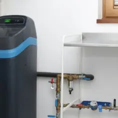 Nowoczesna stacja uzdatniania wody, która może znaleźć się w czołówce rankingu. Obok instalacja wodna i zlew.