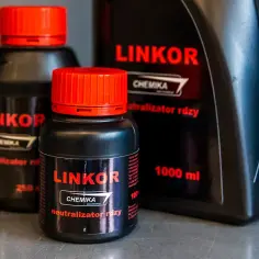 Trzy butelki preparatu LINKOR neutralizator rdzy marki CHEMIKA. Dwie mniejsze z etykietami 250 ml i 100 ml, jedna większa 1000 ml.