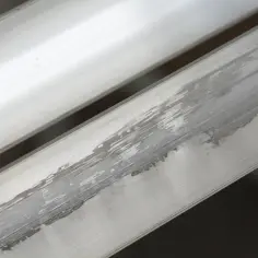 Widoczne ślady korozji aluminium na metalowych profilach, przypominające łuszczący się nalot.
