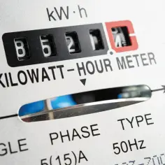 Licznik energii elektrycznej pokazuje zużycie w kWh. Zrozumienie, co to jest opłata mocowa, pomoże Ci lepiej zarządzać rachunkami za prąd.