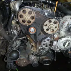 Silnik 1.9 TDI w trakcie wymiany rozrządu. Sprawdź wymiana rozrządu 1.9 tdi koszt, by dowiedzieć się więcej o tej naprawie.