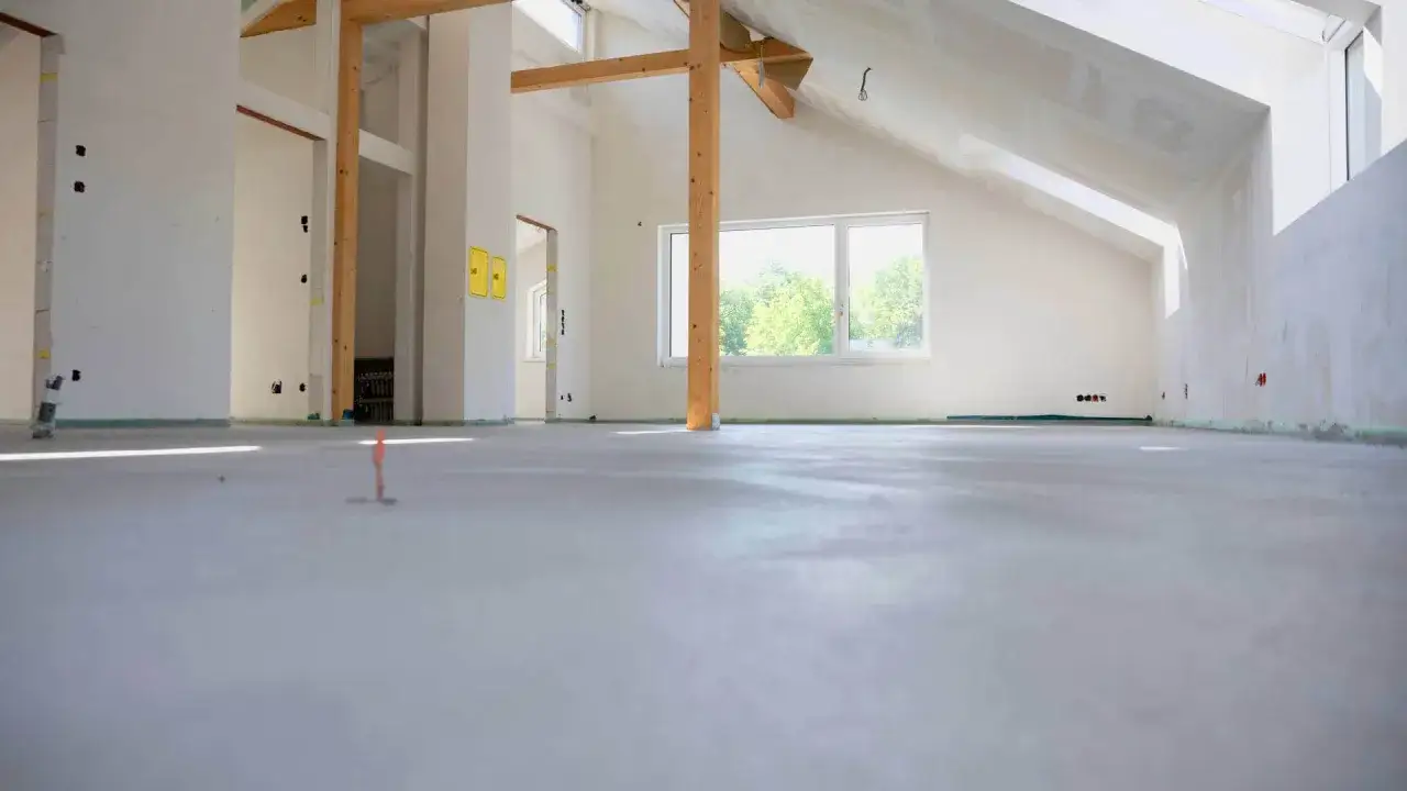 Nowe wnętrze z drewnianymi belkami i świeżą wylewką betonową. Sprawdzamy wylewka betonowa cena za m2 robocizny bez materiału.