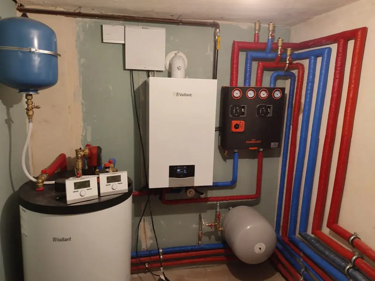 Nowoczesny piec gazowy Vaillant i zasobnik wody, idealne rozwiązanie jaki piec gazowy do domu 100m2.