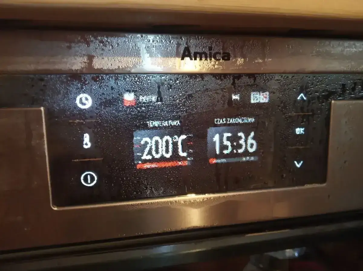 Panel sterowania piekarnika Amica z zaparowaną szybą. Temperatura 200°C, czas zakończenia 15:36. Jak odblokować piekarnik Amica?