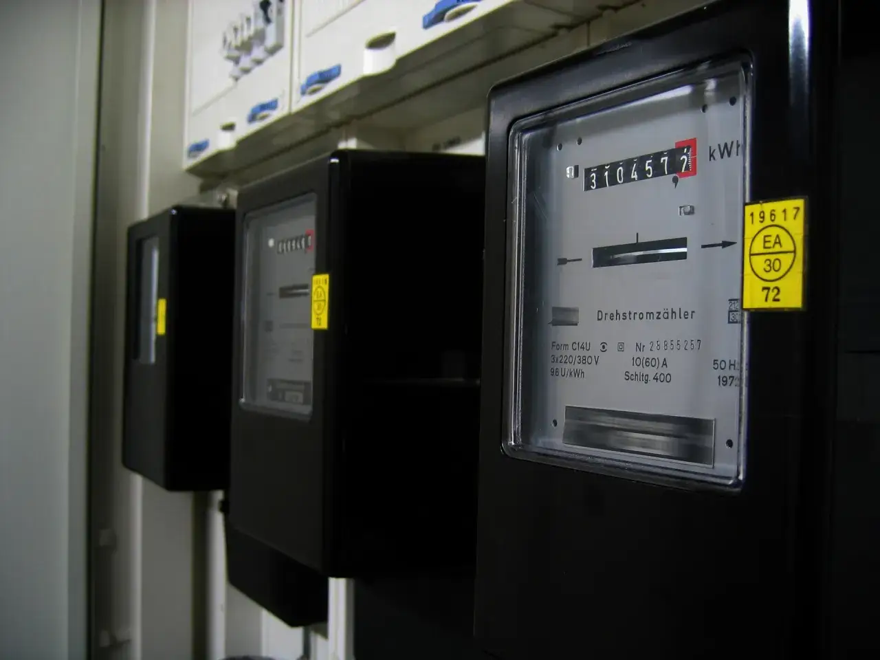 Trzy liczniki energii elektrycznej, jeden z nich pokazuje numer ppe 31045727.