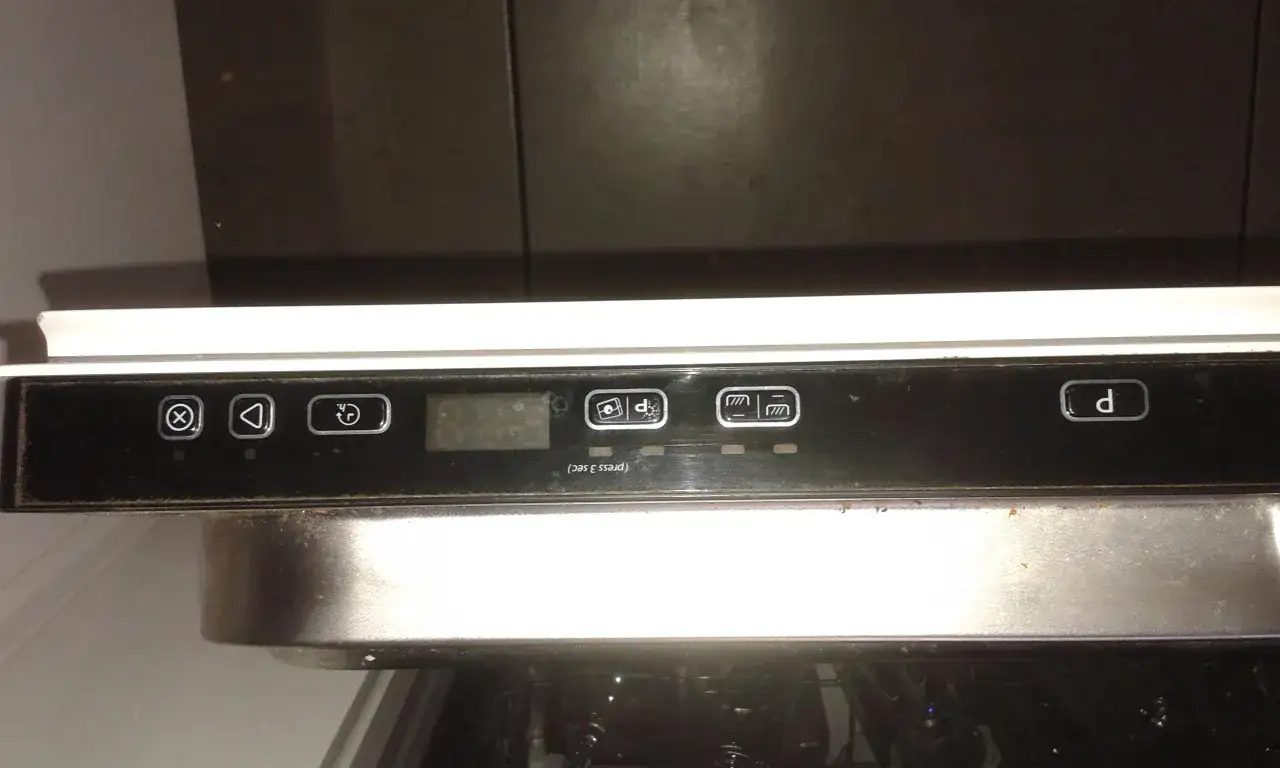 Panel sterowania zmywarki Whirlpool. Aby zresetować zmywarkę Whirlpool, naciśnij i przytrzymaj przycisk z symbolem