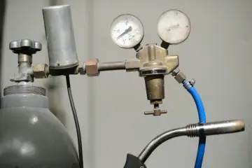 Regulator ciśnienia z manometrami podłączony do butli z gazem, gotowy do spawania migomatem. Jaki gaz do migomatu? Tutaj widać CO2.