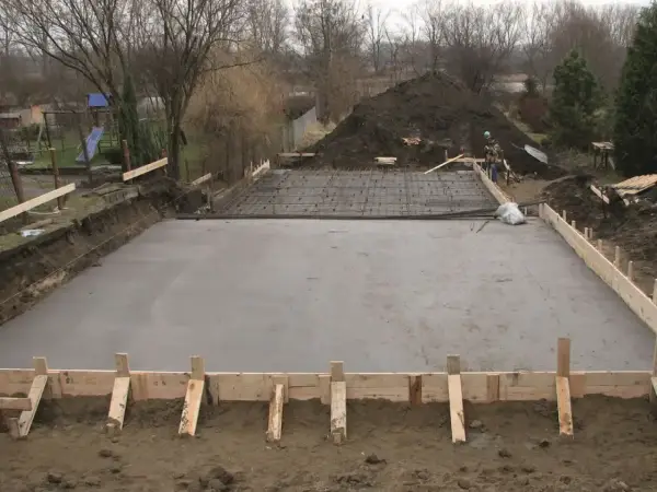 Jaki beton na fundament? Nie wybieraj "mocniejszego"! Poradnik