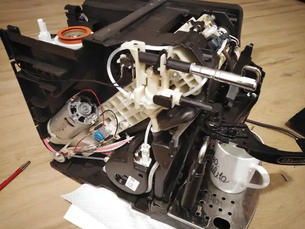 Ekspres DeLonghi nie spienia mleka - Jak przywrócić gęstą piankę?