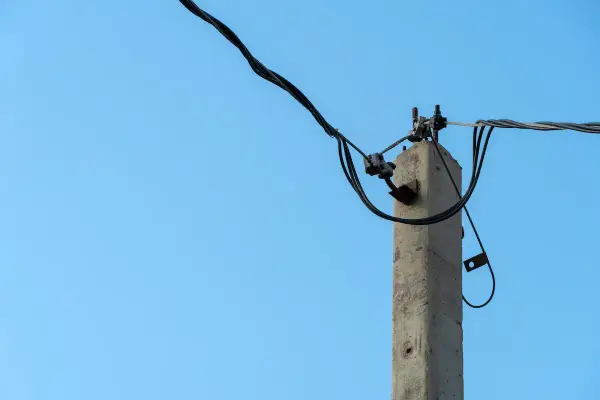 Słup energetyczny na działce - Jakie masz prawa i ile Ci się należy?