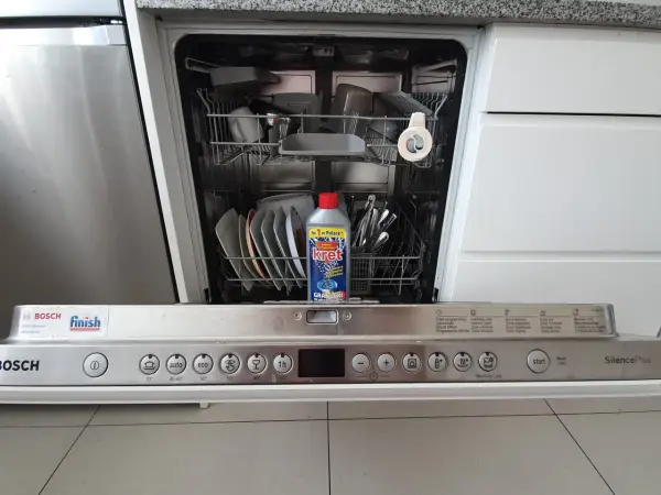 Czyszczenie zmywarki Electrolux - Dlaczego sama chemia nie wystarczy?