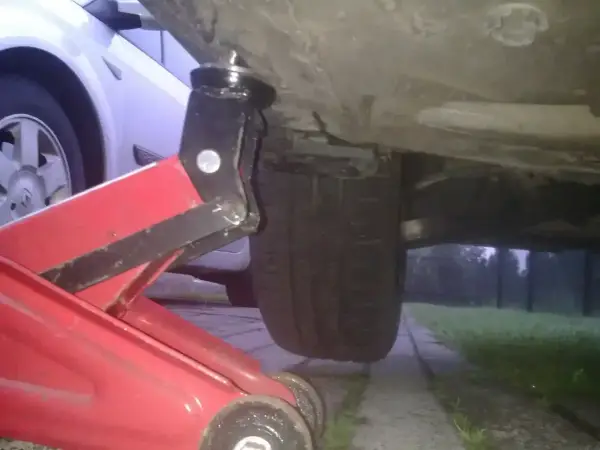 Gdzie podłożyć lewarek - Jak bezpiecznie podnieść auto bez szkód?