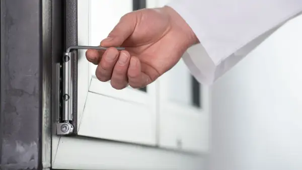 Regulacja okien PCV na zimę - Jak poprawnie zwiększyć docisk?
