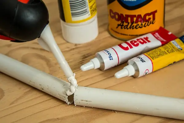 Czym skleić plastik - Jak dobrać klej, by spoina trzymała na lata?