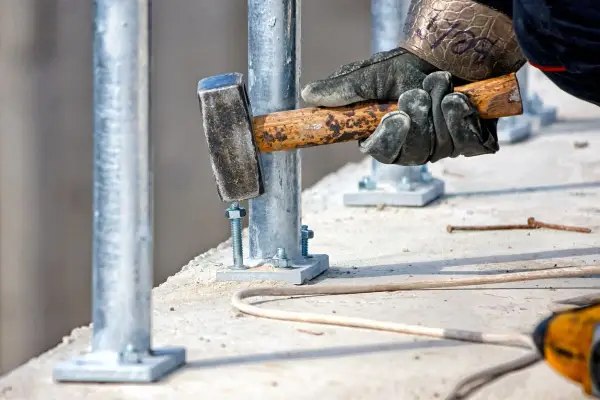Kotwy do betonu: Wybierz idealną! Montaż krok po kroku i bezpieczeństwo