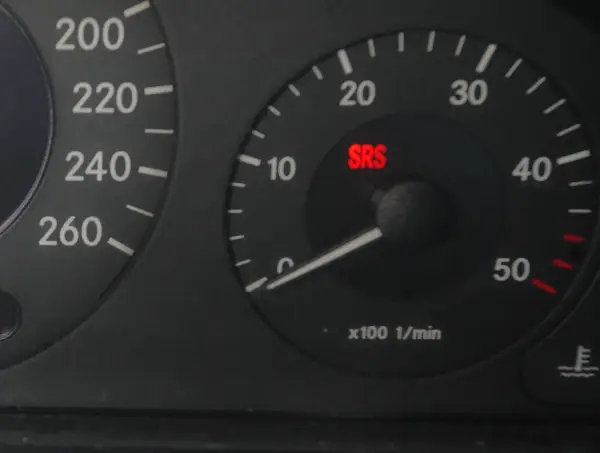 Kontrolka SRS Mercedes - Co oznacza i ile kosztuje naprawa?