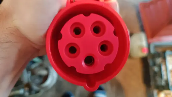 Kabel 4-żyłowy do wtyczki 5-bolcowej - Jak podłączyć bezpiecznie?