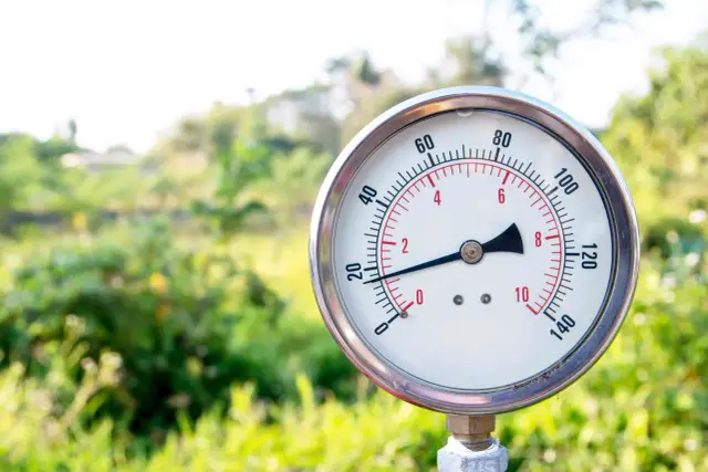 Manometr wskazuje ciśnienie w hydroforze 300l. Wskaźnik pokazuje około 2 barów.