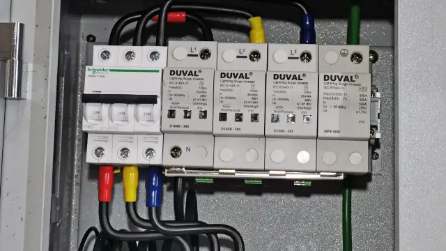 Zabezpieczenie przed przepięciem w rozdzielnicy elektrycznej z wyłącznikami i ogranicznikami DUVAL.